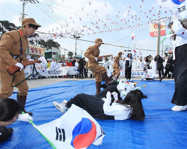 지난해 전북 정읍시 태인면에서 열린 ‘태인독립만세운동’ 재현행사에서 일본 군인들이 태극기를 흔들며 ‘대한독립만세’를 외치는 시위대를 탄압하고 있다. 정읍시 제공