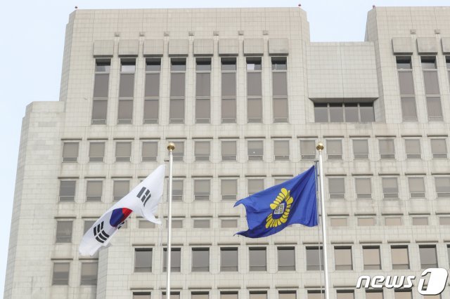 지난 10일 대법원에서 대법원 깃발이 바람에 나부끼는 모습. 뉴스1 © News1