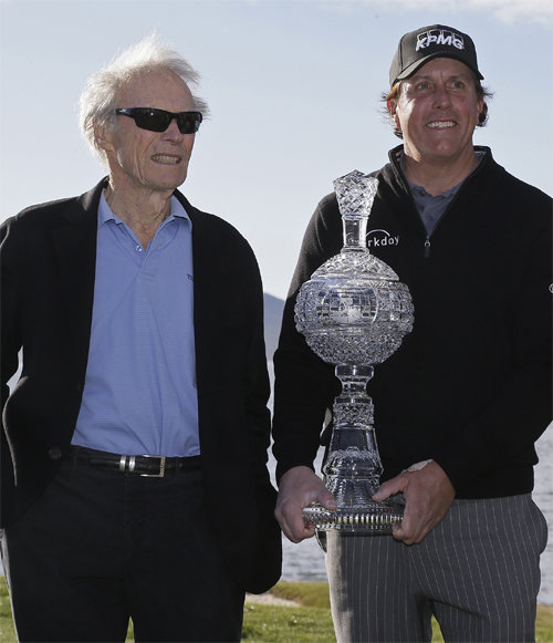 미국프로골프(PGA)투어 AT&T 페블비치 프로암에서 우승한 필 미컬슨(오른쪽)이 영화배우 클린트 이스트우드와 기념 사진을 찍고 있다. 페블비치=AP 뉴시스