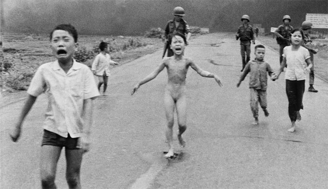 1972년 6월 사이공에 떨어진 네이팜탄으로 화상을 입은 채 울며 뛰어가던 당시 9세 소녀 판티낌푹(가운데).AP뉴시스