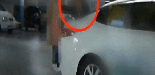 JTBC 뉴스룸에서 공개한 당시 상황이 담긴 블랙박스 영상. 택시기사인 B 씨가 승객 A 씨와 승강이를 벌이던 중 쓰러지고 있다.