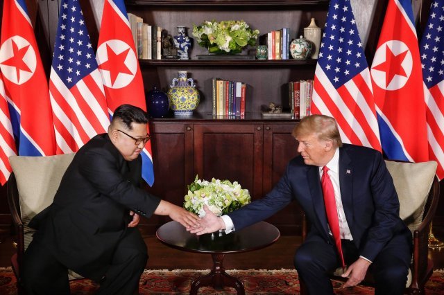 지난해 6월 싱가포르에서 열린 제1차 북미 정상회담에서 만난 김정은 북한 국무위원장(왼쪽)과 도널드 트럼프 미국 대통령. 동아일보DB
