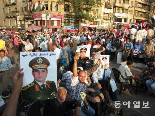 2013년 7월 이집트 시민들이 이집트 카이로 타흐리르광장에서 무함마드 무르시 전 대통령의 축출을 반기며 환호하고 있다. 동아일보 DB