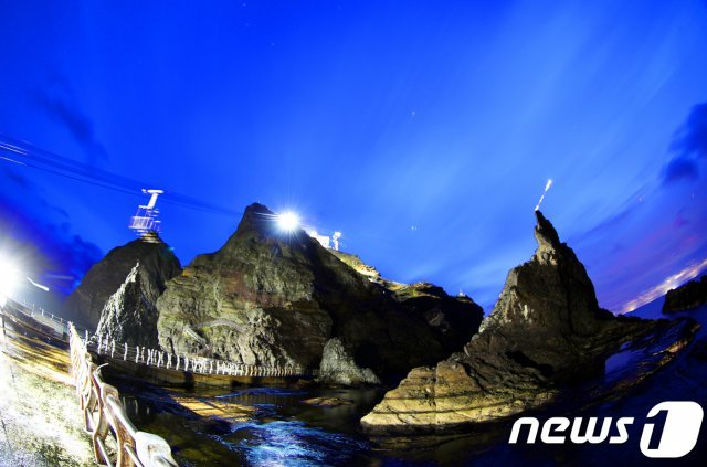 경북 울릉군 독도 너머로 날이 밝고 있다.(뉴스1자료)© News1