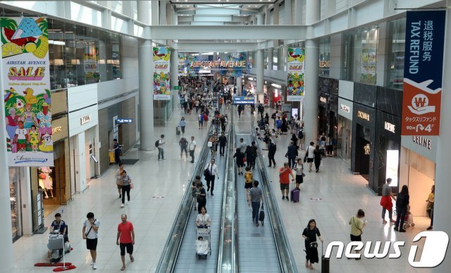 인천국제공항 제1여객터미널 면세점이 여행객들로 북적이고 있다. © News1