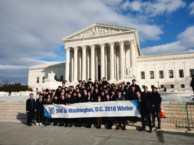 서울대 국제화 프로그램 ‘SNU in Washington D.C.’에 참가한 학생들이 미국 대법원 앞에서 기념 촬영을 하고 있다. 노태구 씨 제공