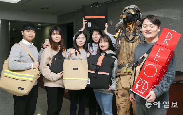‘119REO’ 이승우 대표(오른쪽)와 팀원들이 13일 서울 영등포구 국회 의원회관에서 폐방화복을 활용해 만든 가방 등의 제품을 선보이고 있다. 양회성 기자 yohan@donga.com