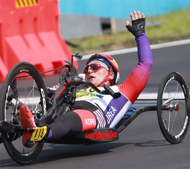지난해 자카르타-팔렘방 장애인 아시아경기 핸드 사이클 경기에서 역주하고 있는 모습. 대한장애인체육회 제공
