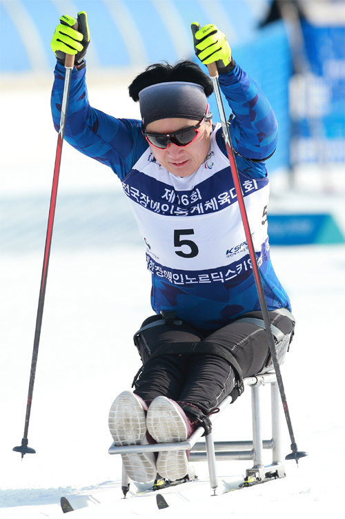 이도연이 13일 강원 평창 알펜시아 바이애슬론센터에서 열린 전국장애인겨울체육대회 여자 바이애슬론 좌식 4.5km에서 결승선을 
통과하고 있다. 핸드사이클로 각종 국제대회에서 메달을 휩쓴 이도연이 스키로 금메달을 딴 것은 처음이다. 대한장애인체육회 제공