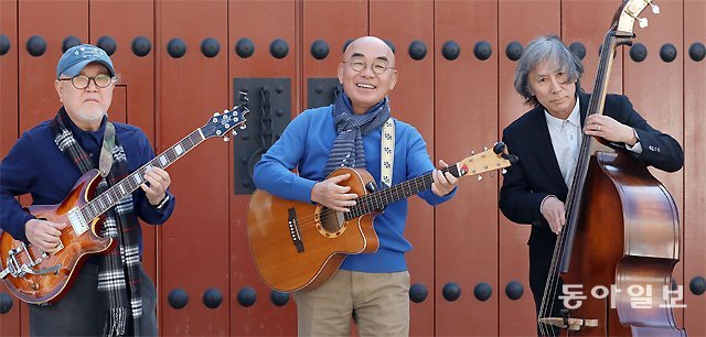 13일 오후 서울 중구 덕수궁 앞에 선 세 음악 친구. 왼쪽부터 기타리스트 강근식과 가수 이장희, 베이시스트 조원익. 전영한 기자 scoopjyh@donga.com