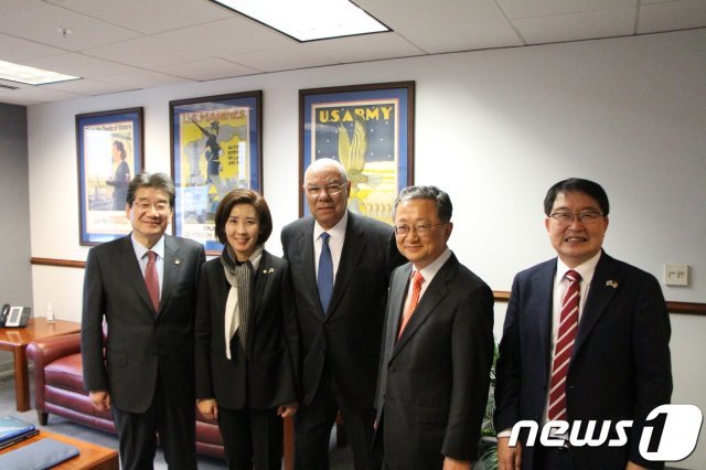 자유한국당 나경원 원내대표 등 한국당 방미단 의원들. 사진 왼쪽부터 강석호 외교통일위원장, 나경원 원내대표, 콜린 파월 전 장관, 김재경 외교통일위원회 간사, 백승주 국방위원회 간사. (자유한국당 제공) 2019.2.12./뉴스1