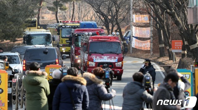 14일 오전 8시 42분쯤 대전 유성구 외삼동 한화 대전공장에서 폭발로 추정되는 화재가 발생했다. 현장에서 사고 수습을 마친 소방차와 119 구급차량이 나오고 있다. 2019.2.14/뉴스1 © News1