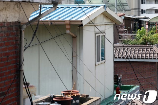 박원순 서울시장이 지난 해 강북 ‘한 달 살이’를 했던 삼양동의 2층 옥탑방.© News1