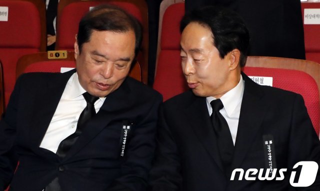 김병준 자유한국당 비대위원장(왼쪽)과 김현철 故김영삼 전 대통령 차남 © News1