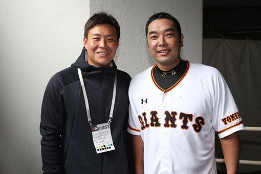 두산 베어스 박세혁(왼쪽)과 요미우리 자이언츠 아베 신노스케가 13일 일본 오키나와 나하 셀룰러스타디움에서 기념촬영을 하고 있다. 사진제공｜두산 베어스