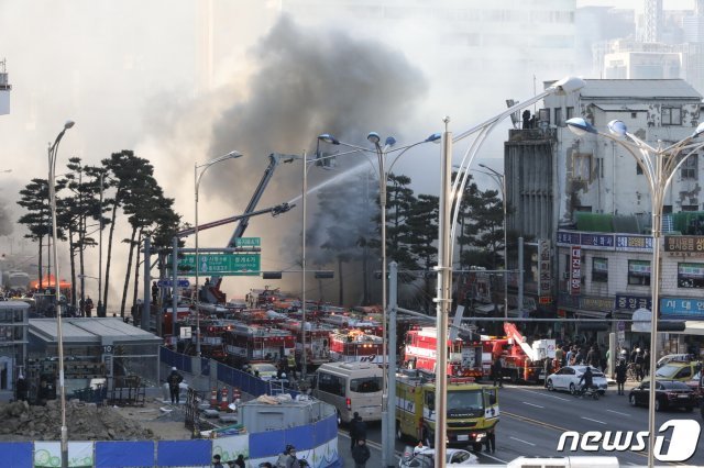 14일 오후 서울 중구 을지로 4가 삼풍상가에 불이나 소방대원들이 화재 진화 작업을 하고 있다. 2019.2.14/뉴스1 © News1