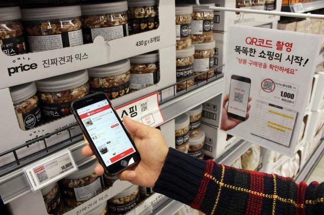 스마트시스템이 도입된 서울 롯데마트 금천점에서 한 고객이 물품 구입을 위해 QR코드를 스캔하고 있다. 하루 평균 7000명이 다녀갈 정도로 인기를 끌고 있다. 롯데마트 제공