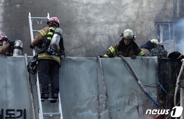 14일 오후 서울 중구 을지로 4가 인근 철물점에 화재가 발생해 소방대원들이 화재 진화 작업을 하고 있다. 2019.2.14/뉴스1 © News1