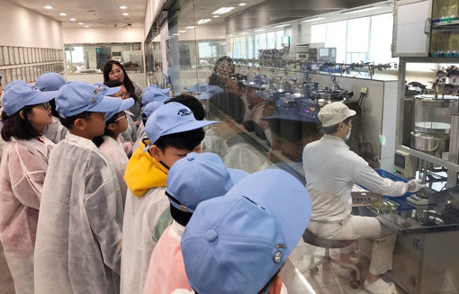 부산글로벌빌리지 주니어기자단 학생들이 자생한방병원 해운대 원외탕전실을 방문해 한약 조제과정을 견학하고 있다. 사진제공｜자생한방병원