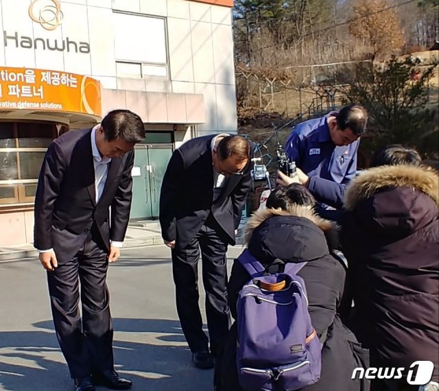 옥경석 한화 화약방산부문 대표이사(가운데)가 14일 오후 대전 한화공장 앞에서 기자회견을 열고 한화공장 폭발사고와 관련해 국민들과 유족들에게 고개 숙여 사과를 하고 있다. © 뉴스1