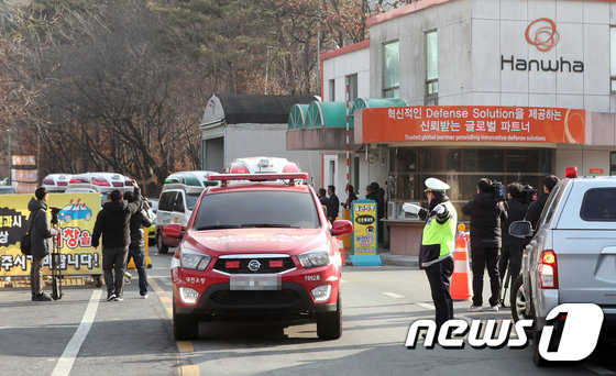 14일 오전 8시 42분쯤 대전 유성구 외삼동 한화 대전공장에서 폭발로 추정되는 화재가 발생해 3명이 숨졌다. 현장에서 사고 수습을 마친 소방차와 119 구급차량이 나오고 있다. © 뉴스1