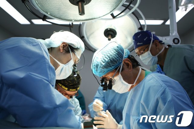 서울아산병원 간이식·간담도외과 이승규 석좌교수(앞줄 오른쪽)가 2011년 9월 24일 몽골에서 최초로 생체간이식 수술을 집도하고 있다.© 뉴스1