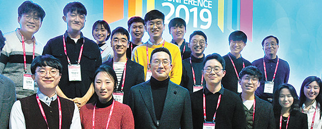 13일 오후 서울 강서구 마곡동 LG사이언스파크에서 열린 ‘LG 테크 콘퍼런스’에서 구광모 ㈜LG 대표(앞줄 왼쪽에서 세 번째)가 행사에 참석한 연구개발(R&D) 인재들과 기념촬영을 하고 있다. LG그룹 제공