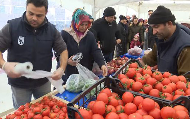 13일 터키 이스탄불의 정부 운영 채소가게에서 시민들이 물건을 사려고 길게 줄 서 있다. 출처 휘리예트