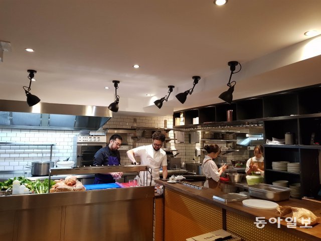 허 셰프가 ‘쁘띠 부따리’ 주방에서 요리사들과 함께 저녁 음식을 준비하는 모습. 파리=동정민 특파원