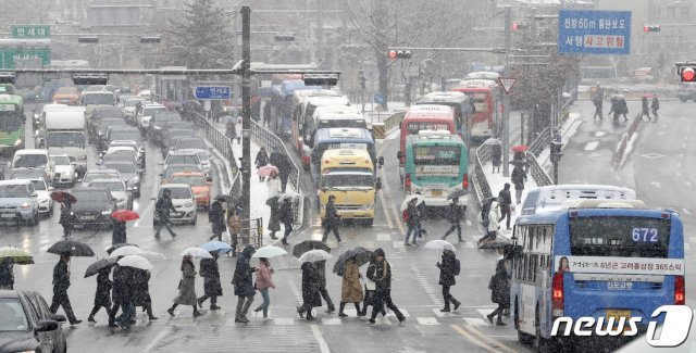 중부지방에 눈이 내리는 15일 오전 서울 서대문구 연세대학교 앞에서 시민들이 발걸음을 재촉하고 있다. 2019.2.15/뉴스1 © News1