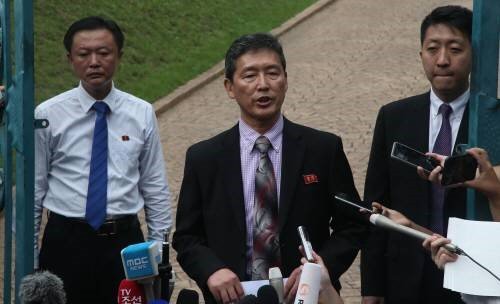 말레이시아 검찰이 ‘김정남 피살’ 사건의 용의자인 리정철을 석방 후 추방하기로 결정한 뒤 말레이시아 쿠알라룸푸르 북한대사관에서 긴급 기자회견을 하고 있는 리동일 전 북한 유엔대표부 차석대사(가운데).