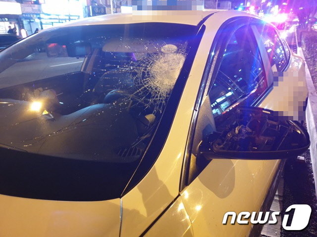 14일 오후 8시10분쯤 부산도시철도 2호선 가야역 1번 출구 앞 도로에서 80대 보행자가 택시에 치여 숨졌다. 택시 앞 유리가 파손된 모습.(부산지방경찰청 제공)