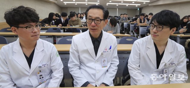 이국종 교수가 “윤한덕 센터장이 책상을 쓰다듬으며 추억에 잠겼다”고 회상한 전남대 의대 본과 4학년 강의실에서 11일 전남대병원 
응급의학과 임종백 전공의(왼쪽부터)와 허탁 교수, 한준호 전공의가 이야기를 나누고 있다. 광주=박영철 기자 
skyblue@donga.com