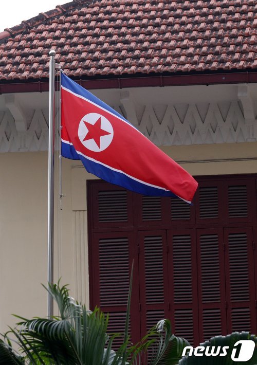 제2차 북미 정상회담이 약 2주 앞으로 다가온 14일 베트남 하노이에 위치한 주베트남 북한 대사관에 인공기가 걸려 있다. 2019.2.14/뉴스1 © News1