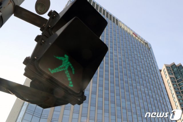 LG유플러스가 14일 서울 용산구 LG유플러스 본사에서 열린 이사회에서 CJ헬로 인수안건을 승인하면서 인수가 공식화 됐다.  사진은 LG유플러스 본사의 모습. 2019.2.14/뉴스1 © News1