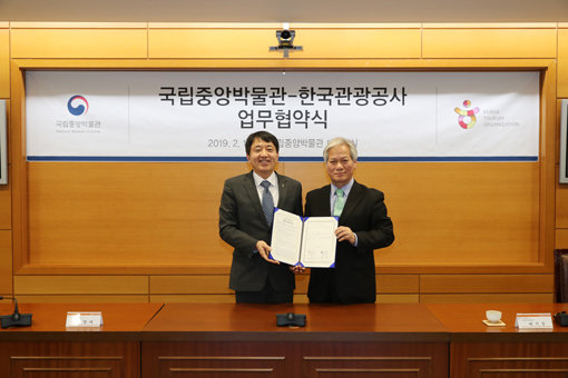 15일 국내외 관광객 유치 업무협약식을 체결한 안영배 한국관광공사 사장(왼쪽)과 배기동 국립중앙박물관장. 사진제공｜한국관광공사