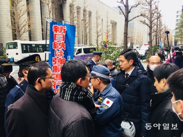 15일 오후 일본 도쿄 지요다 구 신일철주금 본사앞에서
우익 단체 회원들이 기습 시위를 벌이고 있다.
도쿄=김범석 기자 bsism@donga.com