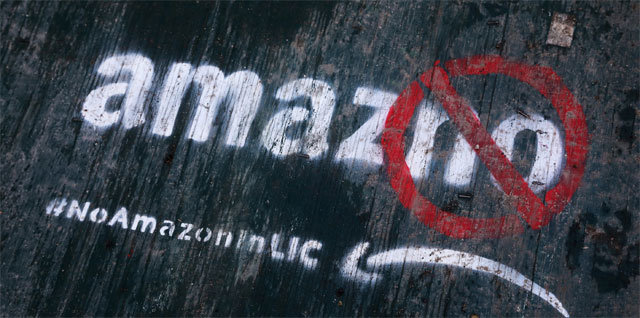 아마존 2본사 예정지였던 뉴욕 퀸스 롱아일랜드시티 도로에 그려진 아마존 반대 그라피티. 기존 아마존 로고(amazon) 대신 노(no)를 강조해 ‘amazno’라고 썼다. 뉴욕=AP