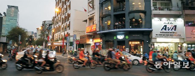 오토바이를 탄 베트남 호찌민 시민들이 퇴근을 서두르고 있다. 베트남 어느 도시에서나 매일 볼 수 있는 풍경이다. 호찌민=주성하 기자 zsh75@donga.com