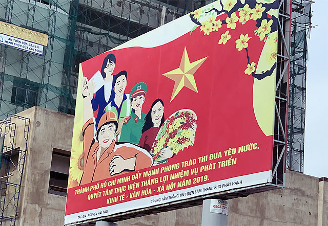 호찌민 시내에 걸려 있는 공산당 선전물. 붉은 베트남 국기와 각 계층을 상징하는 인물들이 구도를 이룬 그림은 북한 선전화를 연상케 한다.