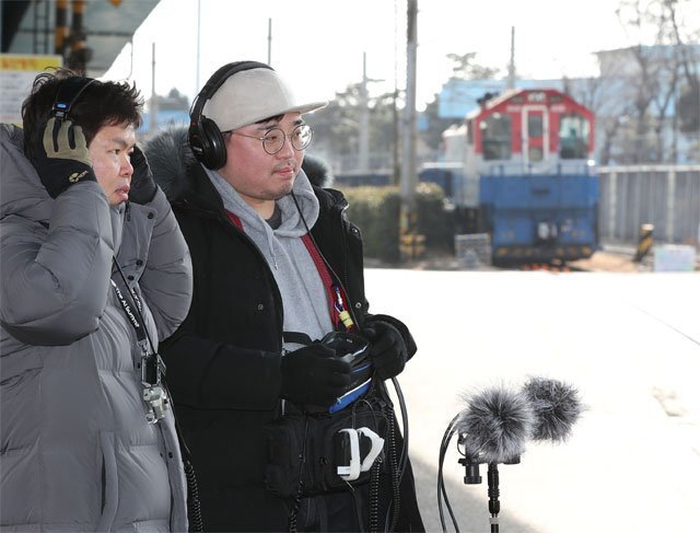 인천 중구 항동1가 우회고가사거리 철도 건널목에서 8일 디젤 화물 열차가 지나가는 소리를 녹음하기 위해 기다리는 안병진 경인방송 PD(왼쪽)와 김용석 음향감독. 인천=김재명 기자 base@donga.com