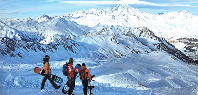 해발 2600m 설원에 선 스노보더들. 구름에 걸쳐진 봉우리가 알프스 최고봉 몽블랑이다.