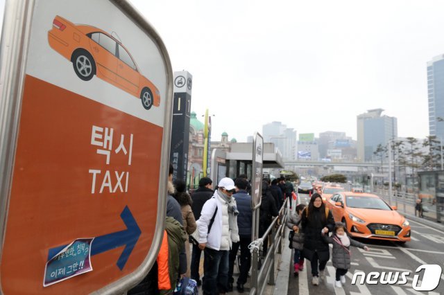 서울 중구 서울역 앞에서 시민들이 택시 탑승을 위해 기다리고 있다. /뉴스1 © News1