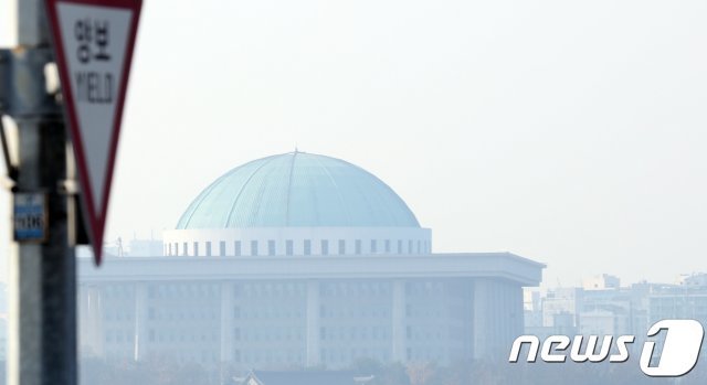 서울 여의도 국회의사당이 안개와 미세먼지로 뿌옇게 보인다. © News1