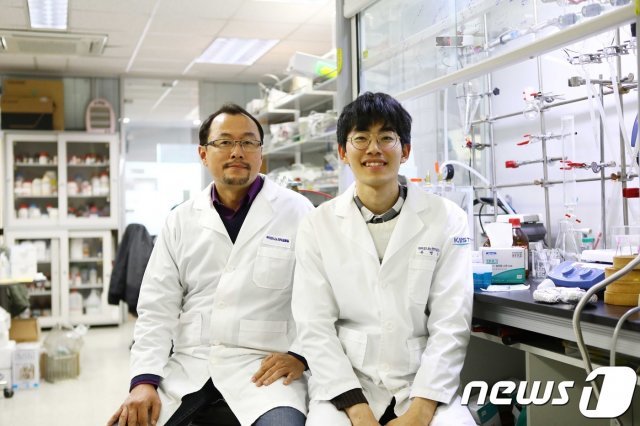KAIST 전상용 교수(왼쪽)과 유병준 박사과정. © 뉴스1