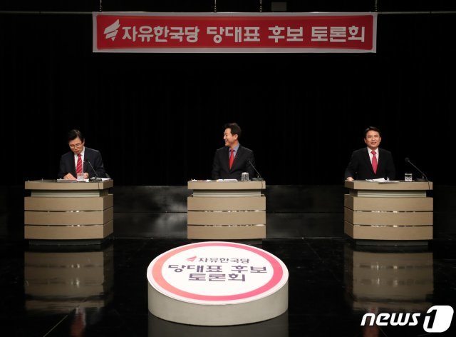 15일 오후 경기도 부천시 OBS 경인TV 스튜디오에서 열린 자유한국당 당대표 후보 토론회에 앞서 황교안(왼쪽부터), 오세훈, 김진태 후보가 준비를 하고 있다. © News1 국회사진취재단