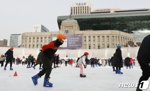 서울광장 스케이트장에서 스케이트를 타는 시민들. © News1