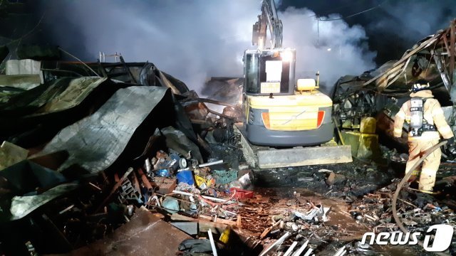 17일 오전 1시34분쯤 강원 원주시 지정면의 한 고물상에서 불이나 소방대원이 진화작업을 하고 있다.(원주소방서 제공)