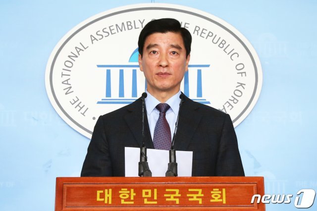 이해식 더불어민주당 대변인이 17일 오전 서울 여의도 국회 정론관에서 현안 관련 브리핑을 하고 있다. © News1
