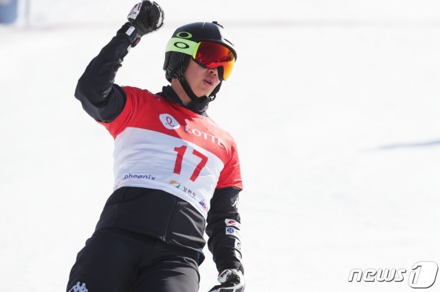 17일 오후 강원도 평창군 봉평면 휘닉스 평창에서 열린 ‘2019 국제스키연맹(FIS) 스노보드 월드컵 평창’ 평행대회전 경기에서 3위를 확정지은 이상호가 기뻐하고 있다. 2019.2.17/뉴스1 © News1